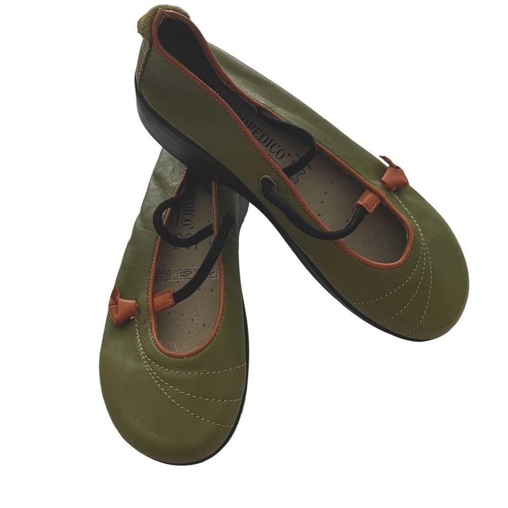 NWOT ACROPEDICO Vitoria Leather Green Mary Jane’s Size EU 37. US size 7